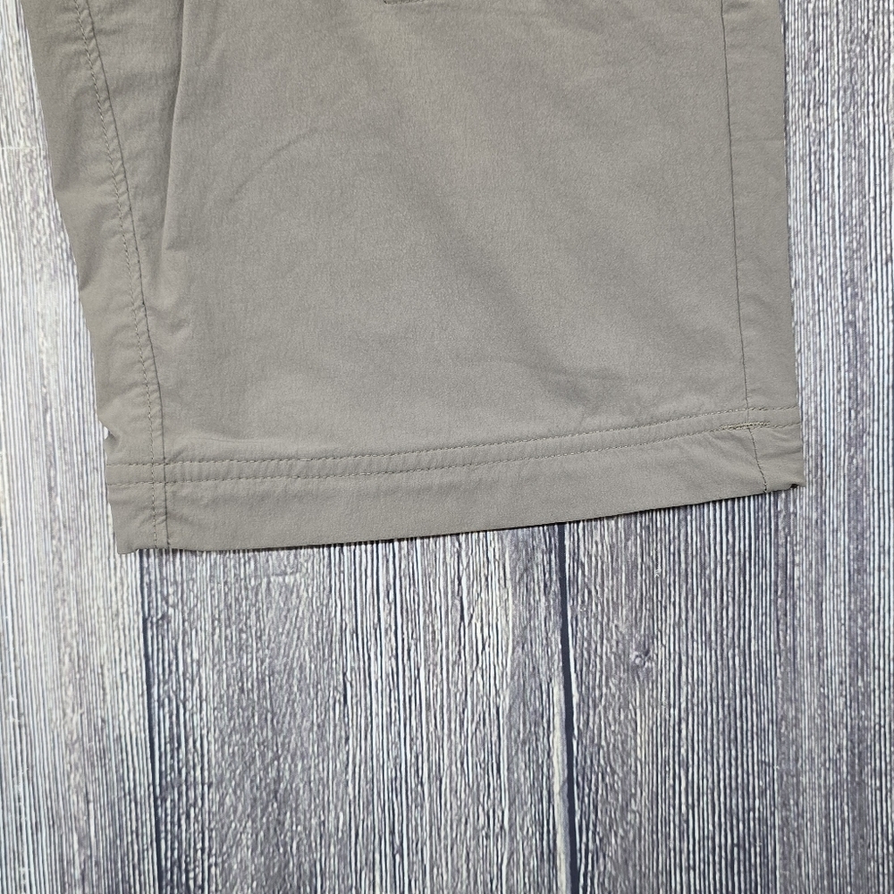 Mountain Hardware Tan Zip-Off Leg Cargo Shorts - Picture 4 of 12